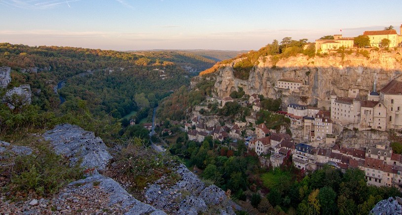 Levé du soleil sur Rocamadour et le canyon de l'Alzou